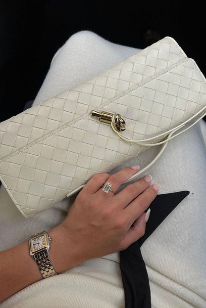 Melanie Clutch con Detalle de Nudo Dorado